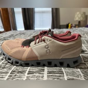 Women’s ON Shoes. Great condition.